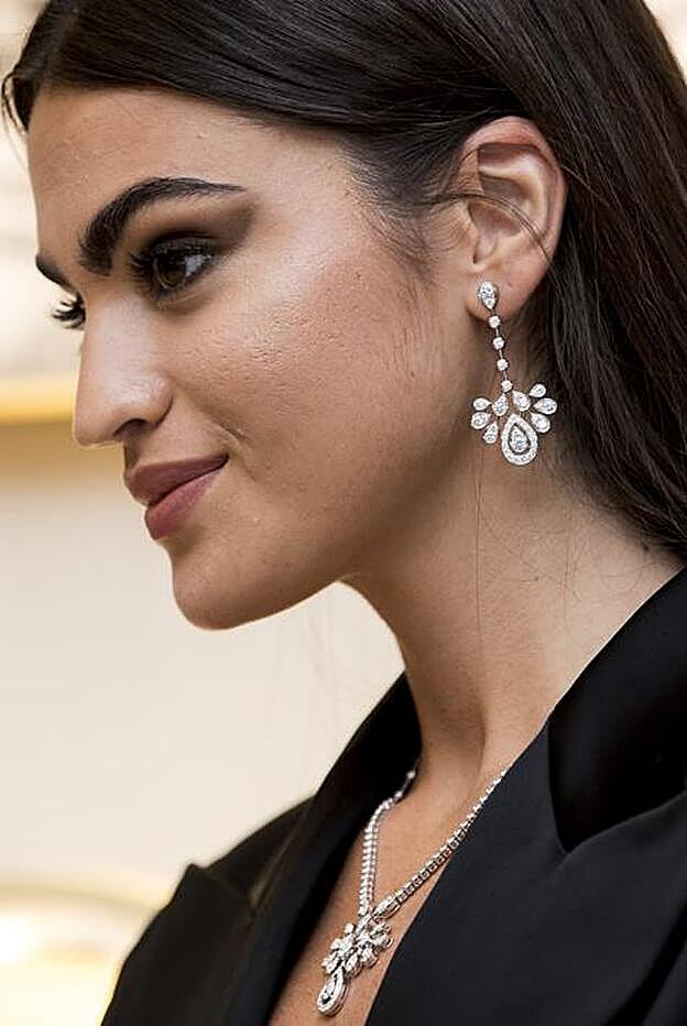 Un toque de máscara de pestañas será más que suficiente para rematar este maquillaje de ojos de impacto.