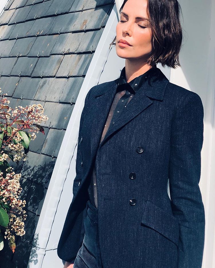 La melenita bob de Charlize Theron es una de las más pedidas en la peluquería este 2019. Rejuvenece y le sienta bien a cualquier tipo de rostro. Y creemos que sería el corte de pelo que mejor le sentaría a Paula Echevarría.