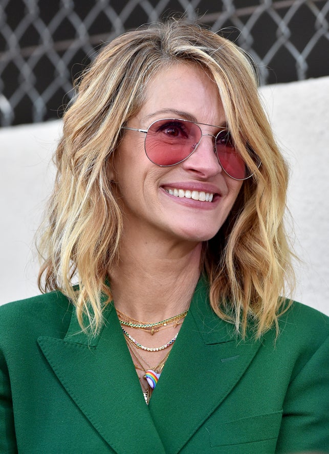 Al igual que Paula Echevarría, Julia Roberts también era de las que se resistía a deshacerse de su larga melena ondulada. Hasta que nos sorprendió con un  acertado cambio de look . La actriz se decantó por un corte de pelo lob, con media melena hasta los hombros, que encaja a la perfección con su rostro.