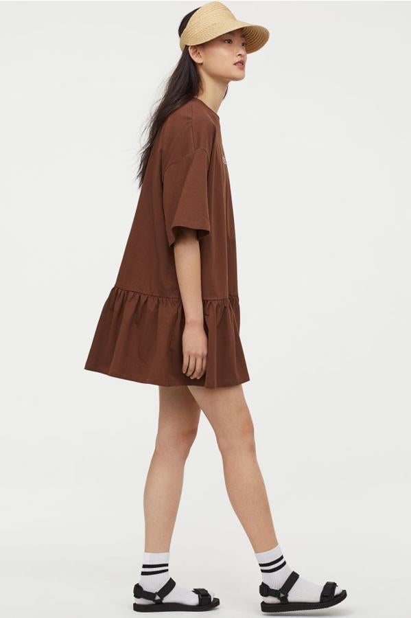 Vestido oversize con detalle de volantes, 14,99 euros.