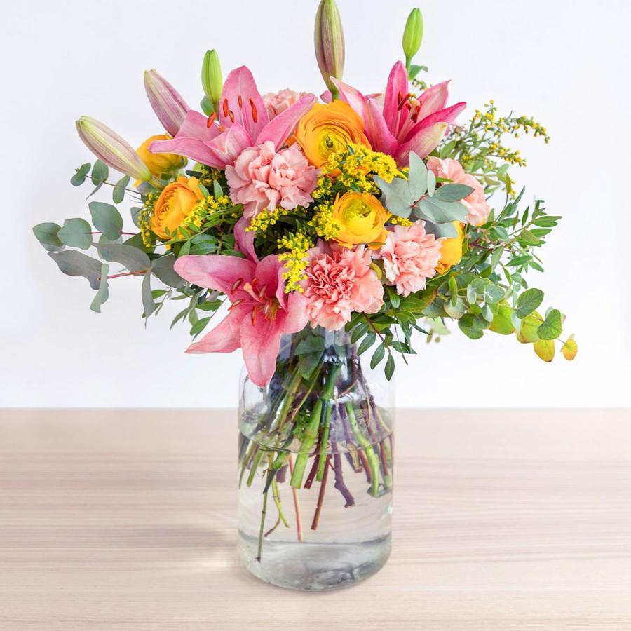 Toda celebración en vuestra relación siempre viene marcada por un ramo de flores. Si le regalas un jarrón, tienes el combo perfecto. De Colvin Co, (32 euros).