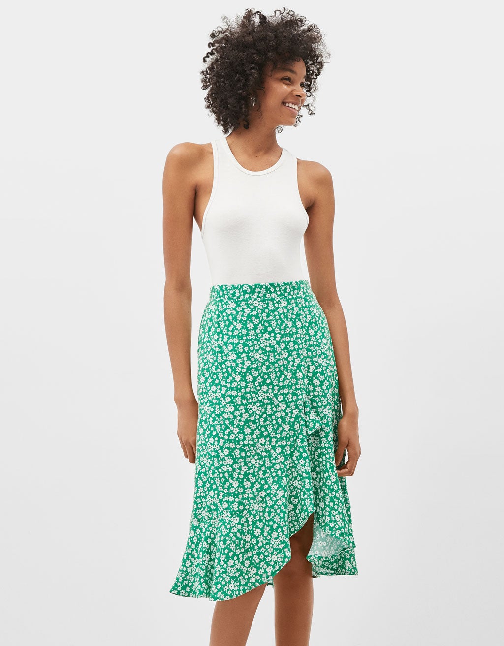 Falda pareo con estampado floral en tono verde y blanco, uno de los best seller más vendido de Bershka esta temporada. Perfecta para combinar con un top blanco. (19,99 euros).