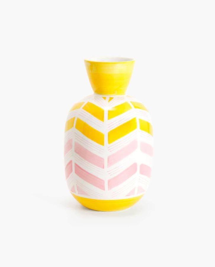 Tu madre es una apasionada de la decoración y ahora que llega la primavera, un jarrón de flores es la idea perfecta. De Zara Home, (22,99 euros).