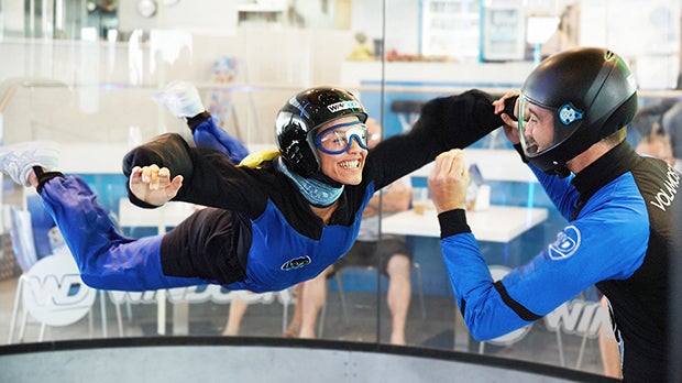 Su sueño siempre ha sido volar y ahora... lo puede conseguir. En  WINDOOR  Túnel de viento de Empuriabrava proponen un pack con clases teóricas y la equipación necesaria para una experiencia  indoor  de vuelo. Solo apto para las más atrevidas.