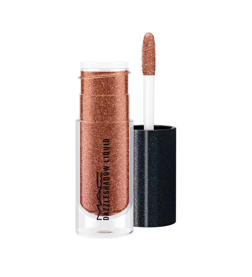 Esta sombra líquida se desliza suavemente gracias a su textura ligera que se fija rápidamente a la piel sin quedar atrapada en los pliegues del párpado. Con ella se puede crear todo tipo de looks con el toque glam modulable. Tono Rayon Ryes (24 €).