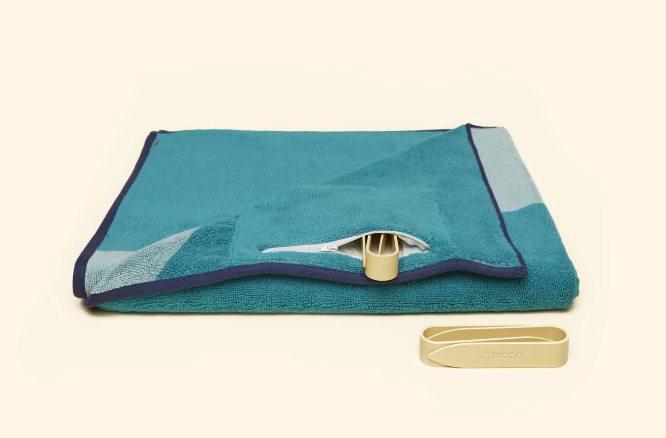 Si uno de los placeres de tu madre es ir a la playa... ¿Qué mejor que una toalla con pinzas para que no se vuele? No hay regalo más acertado si tu madre se pasa el verano tomando el sol. De Tucca, (60 euros).