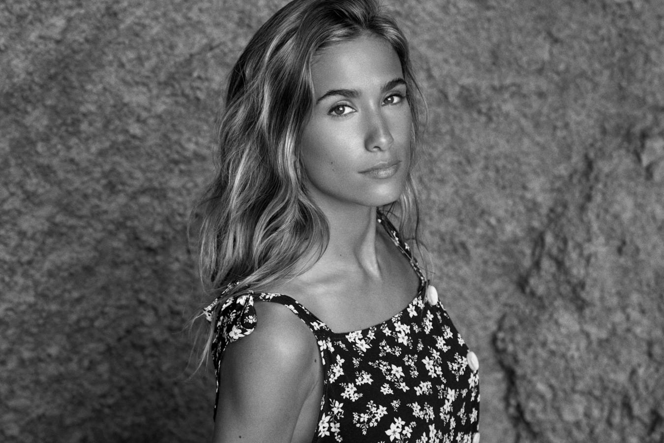 Top de tirantes con estampado de flores y botonadura lateral.