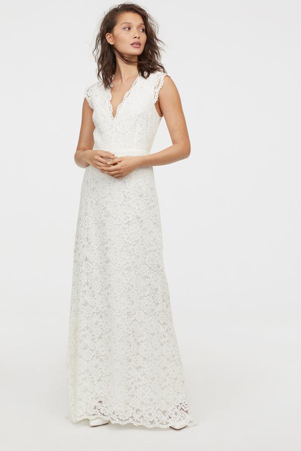 Otra versión en encaje blonda de H&M: un vestido de novia romántico, hiperfemenino y muy favorecedor (179 euros).