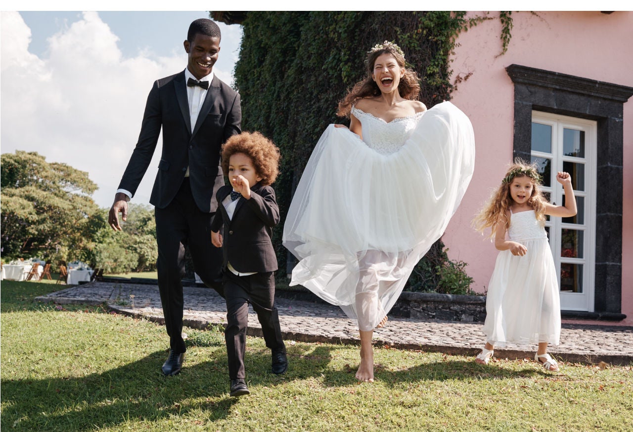 Este vestido de novia de inspiración romántica con escote 'off the shoulders', cuerpo de encaje y falda de tul cuesta 199 euros en H&M.