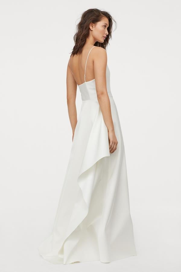 Este vestido de satén e inspiración lencera con detalle de volante vertical y ligera cola es perfecto para novias sofisticadas. Cuesta 249 euros en H&M.