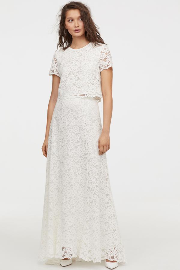 Para una novia romántica que celebre su boda en el campo, nos quedamos con este conjunto de top (49.99 euros) y falda (79.99 euros) en encaje de blonda de H&M.