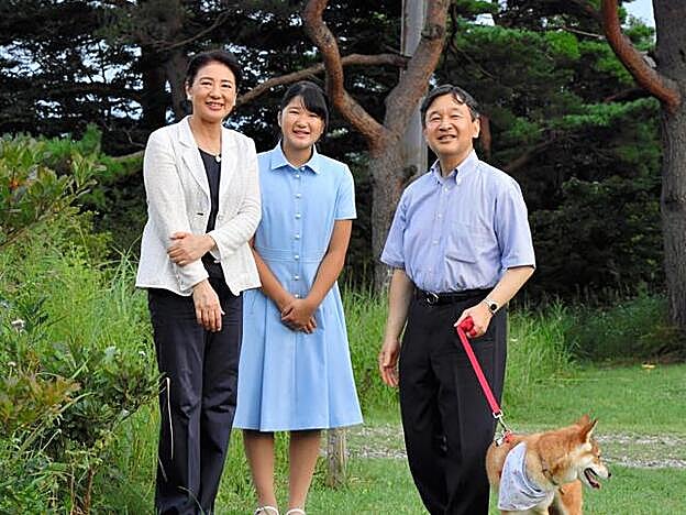 Japón es un imperio de contrastes, que estos días afronta la abdicación del emperador Akihito y la subida al trono de Narhuito (arriba, con las princesas Masako y Aiko, su hija).