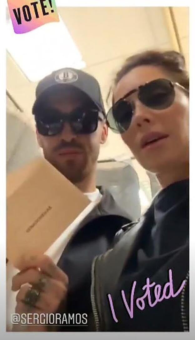Pilar Rubio y Sergio Ramos durante la jornada electoral.