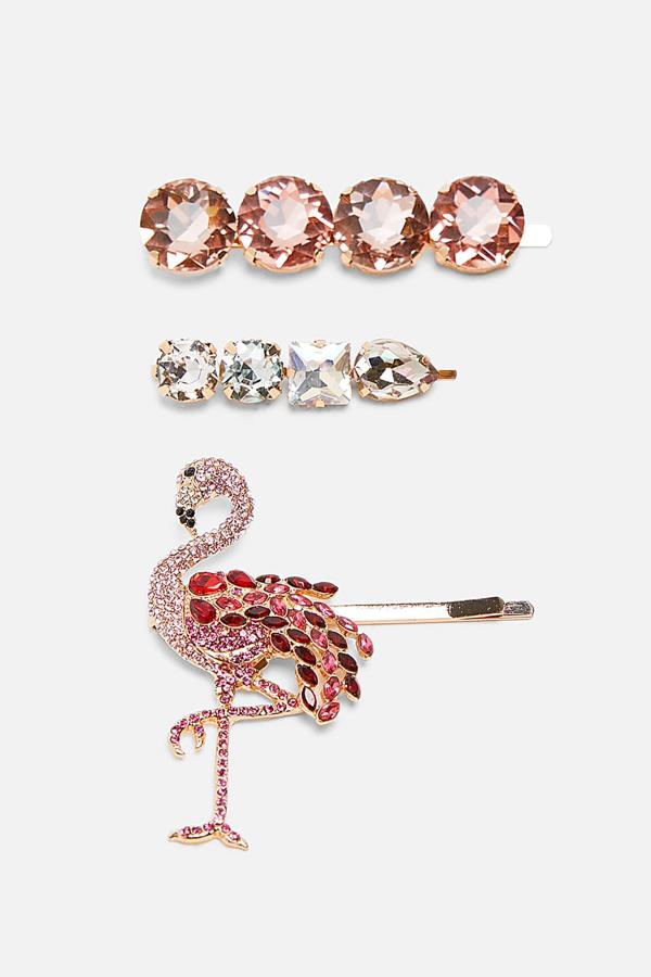 Esta paquete de tres con un flamenco nos parece tan divertido como extravagante. No es para principiantes pero quedará ideal con vestidos sencillos. Su precio es de 12,95 euros.