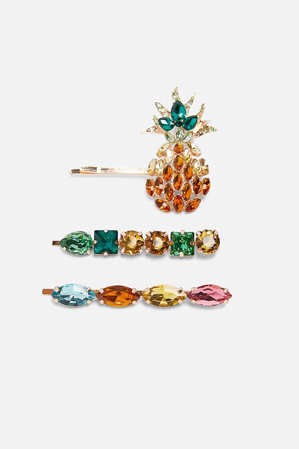 Después de los brillos y las perlas, llegaron piezas tan monas como estas, con una piña y todo. Cuestan 12,95 euros.