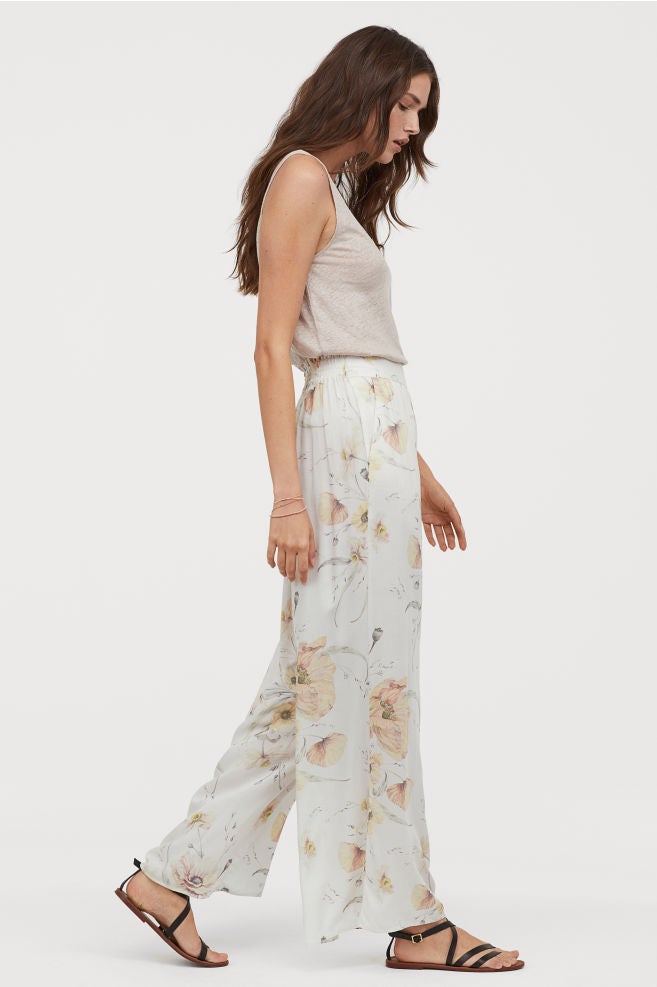 Pantalón ancho fluido con estampado floral de H&M. Perfecto para combinar con camisetas básicas. (24,99 euros).
