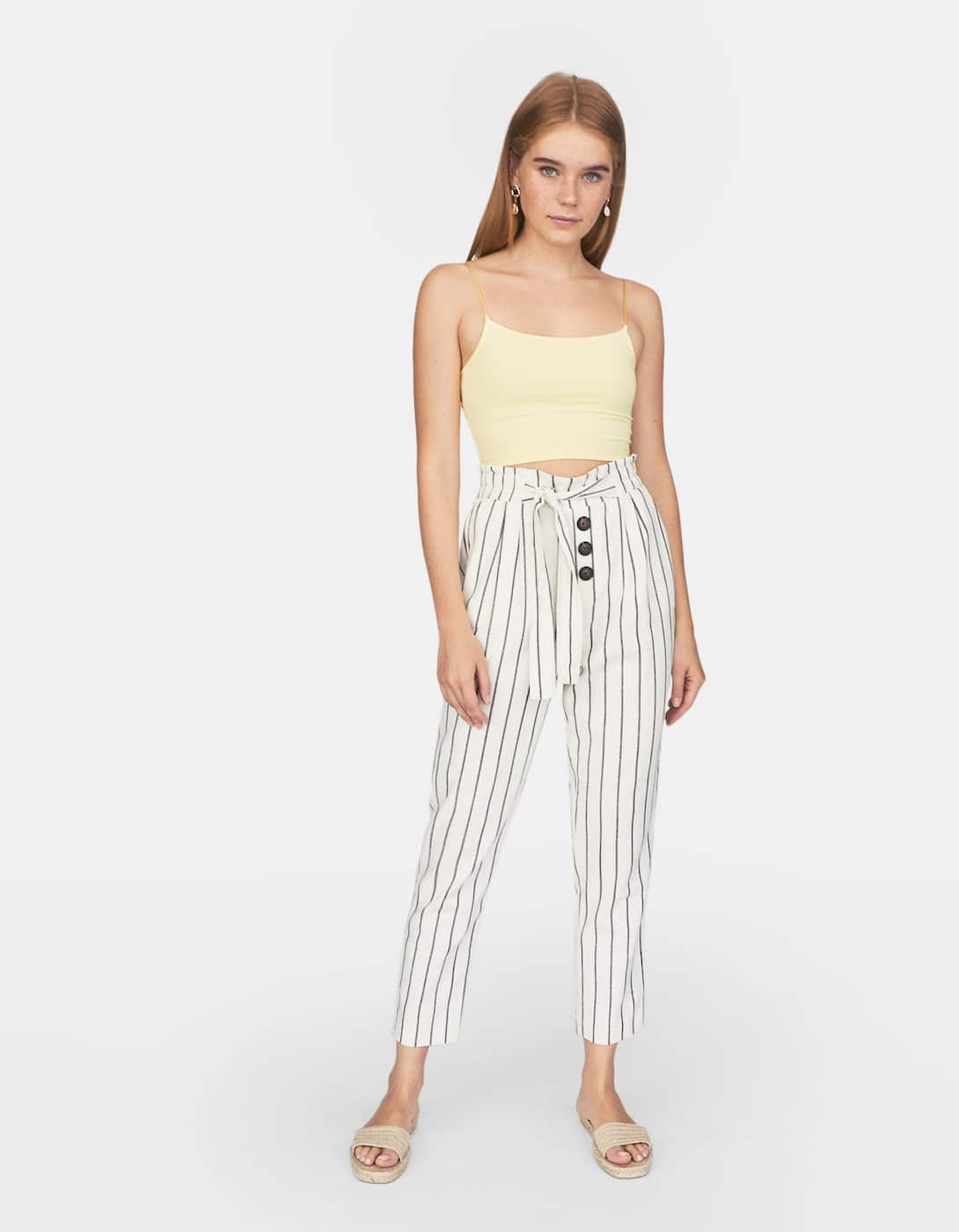 Las rayas diplomáticas son una opción ideal tanto para ir al trabajo como para salir a tomar algo este verano. Ficha estos de Stradivarius. (19,99 euros).