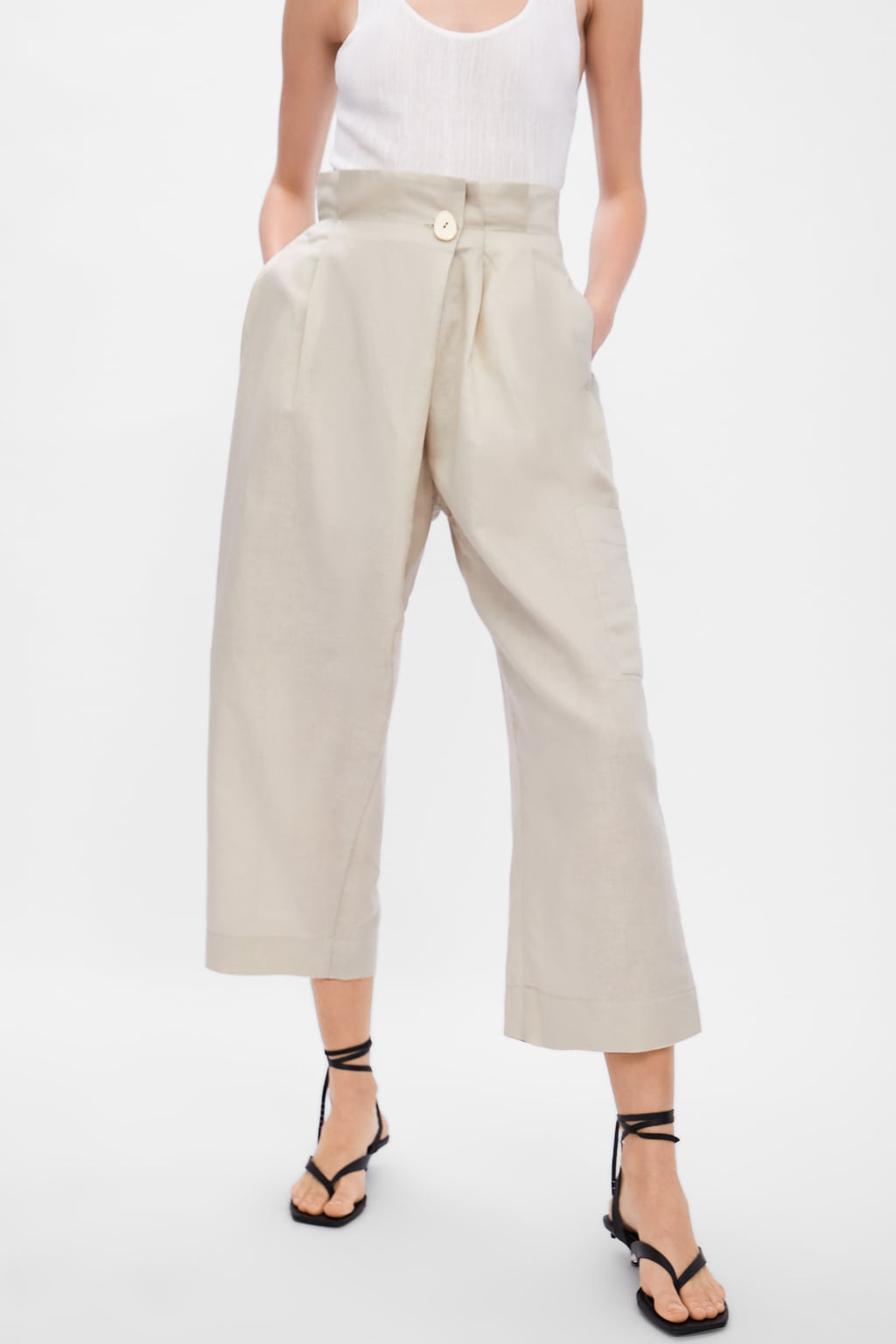 A estos pantalones de Zara les caracteriza la elegancia y la sofisticación. Podrían ser la opción ideal en tu próximo look de invitada ¡incluso con zapatos planos! (29,95 euros).