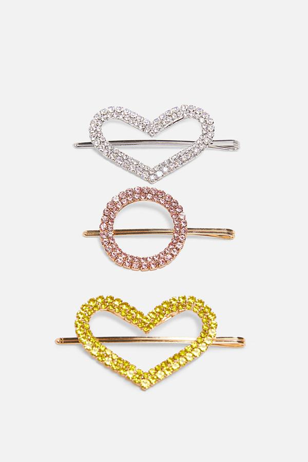 Este paquete de tres pasadores, dos de ellos con forma de corazón, ha sido el primero en agotarse. Si aún lo encuentras en alguna tienda (on line ya no queda ninguno), su precio es de 12,95 euros.