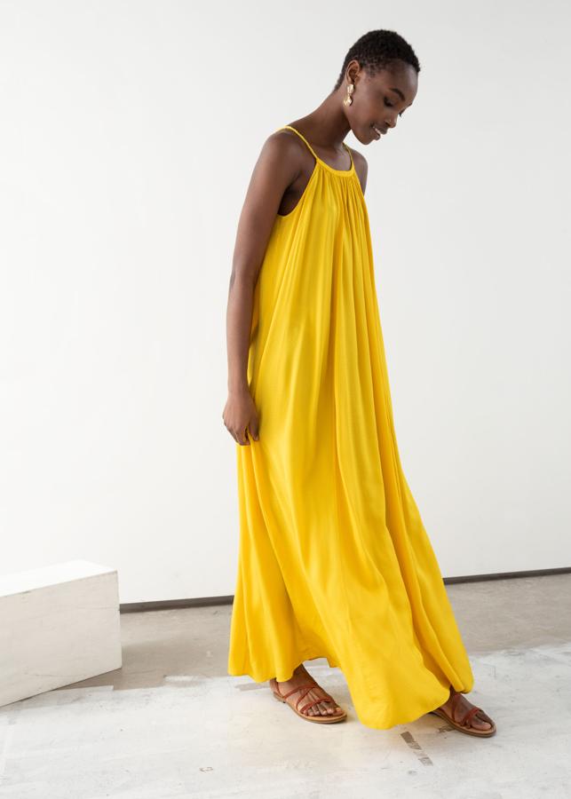 Fresquito, tipo túnica, tiene doble versión. Puedes llevarlo suelto para un look más informal o añadir un cinturón de cadena para convertirlo en un look más elegante (129 euros). Su gran vuelo lo convierte en espectacular.