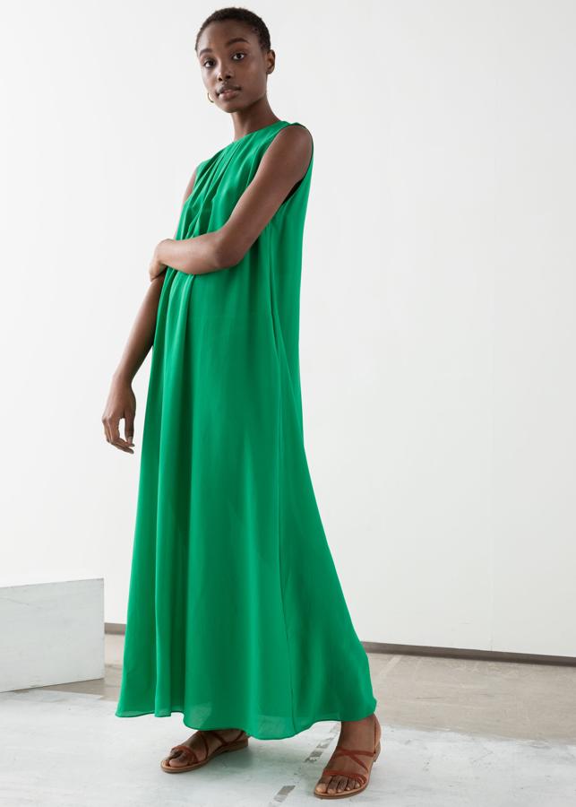 Si quieres disimular curvas, este vestido con vuelo, cuello a la caja y corte oversize es tu prenda (149 euros). Además, su color evrde favorece tanto a rubias como a morenas.
