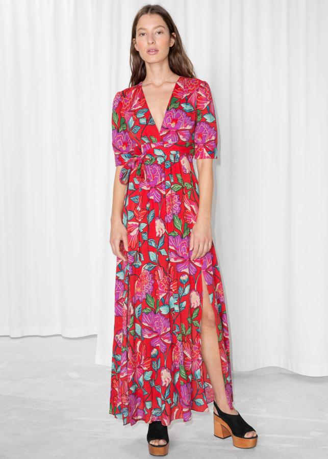 Un estampado de flores alegra cualquier día del verano. Este vestido, además, te puede servir incluso para un look de invitada de boda. Una inversión (99 euros) a la que le sacarás el máximo partido.