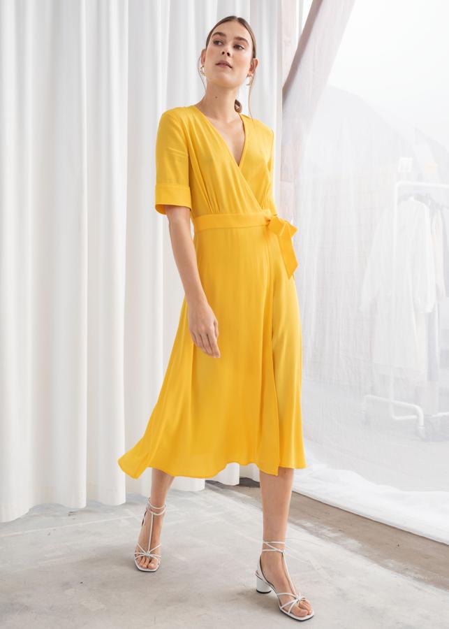 De corte sencillo, este vesido (que además tiene un color 100% favorecedor) es de esos que no te quitas en todo el verano (79 euros).