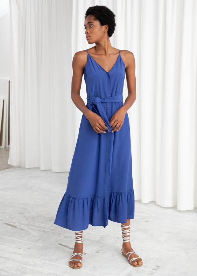 Un azul fuerte es tu mejor aliado para el día, con unas sandalias de esparto, o para la noche con unas sandalias doradas. Y si además es cómodo (este lo es) no dudes en hacerte con uno (79 euros).