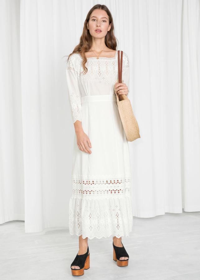 Los vestidos ibicencos nunca pasan de moda y cada verano nos hacemos con uno de este estilo (99 euros). Un tip de estilo: llévalo con un bolso de rafia para un look total.