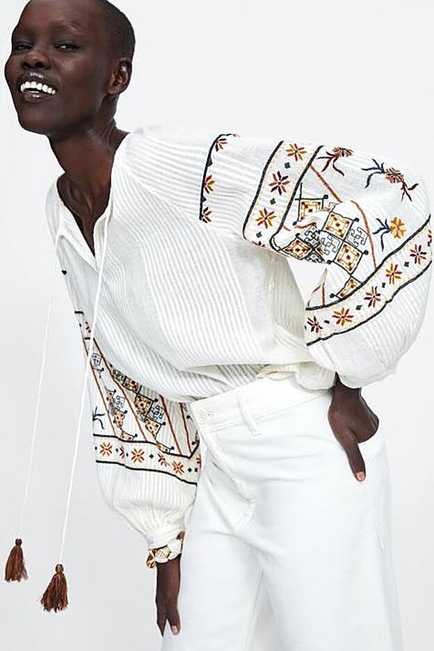Su detalle de bordados, sus mangas abullonadas y su diseño fluido la convierten en una de las blusas más festivaleras de la nueva colección de Zara.