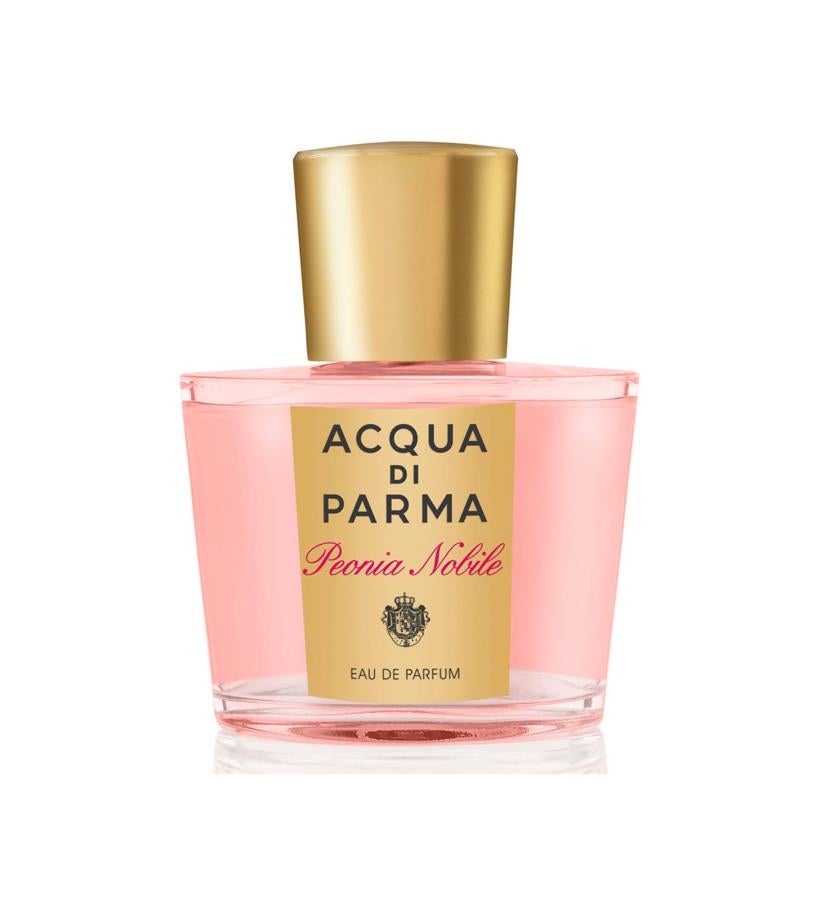Pimienta negra y frambuesa dejan paso al corazón, donde la peonía se funde con geranio, rosa de damasco y Fresia. Este matizado conjunto se completa en su fondo aterciopelado de ámbar, pachulí y almizcle.  Eau de parfum Peonia Nobile de Acqua di Parma  (134 €/ 100 ml).