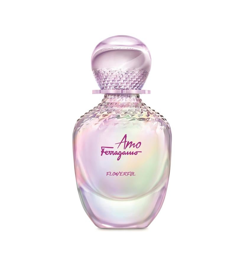 Exhiberante y fresca, su corazón es afrutado-floral, con notas de peonía rosa, jazmín y flor de ciruelo. El clásico acorde de Campari italiano combina con flores de Yuzu y grosellas negras en las notas de salida. En el fondo hay una mezcla de vainilla, maderas claras y almizcle.  Amo Ferragamo Flowerful de Salvatore Ferragamo  (97 €/ 100 ml).