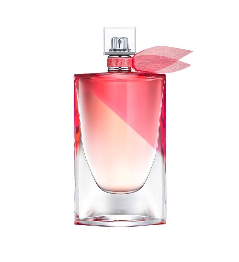 La peonía, flor símbolo de la alegría, es la nota conductora de este Eau de toilette, que expresa la felicidad en estado puro. Bergamota y frutos rojos la acompañan en las notas de salida, flores frescas como la rosa Damanesta y la Centifolia, en su corazón y pachuli, sándalo e iris en en fondo.  La Vie Est Belle En Rose de Lancôme  (82,80 €/ 50 ml).