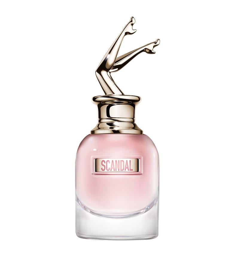 Exuberante como la miel, jugoso como la pera y vibrante como el jazmín; así es este perfume que es etéreo pero dulce, fresco pero embriagador.  Scandal à Paris de Jean Paul Gaultier  (91 €/ 80 ml).