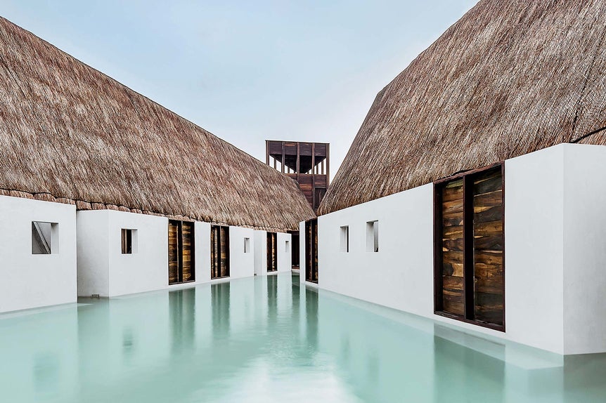 En la isla de Holbox, en el Caribe, el hotel Punta Caliza destaca por su arquitectura simple y autóctona.