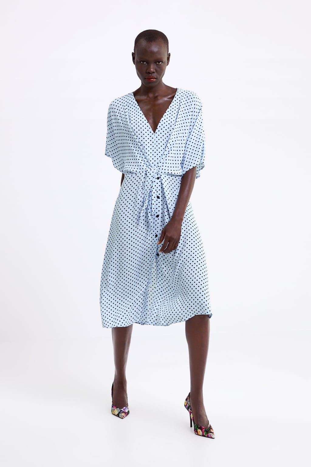 Vestido fluido con escote pico, manga corta y estampado de lunares: 19,99 euros en Zara.