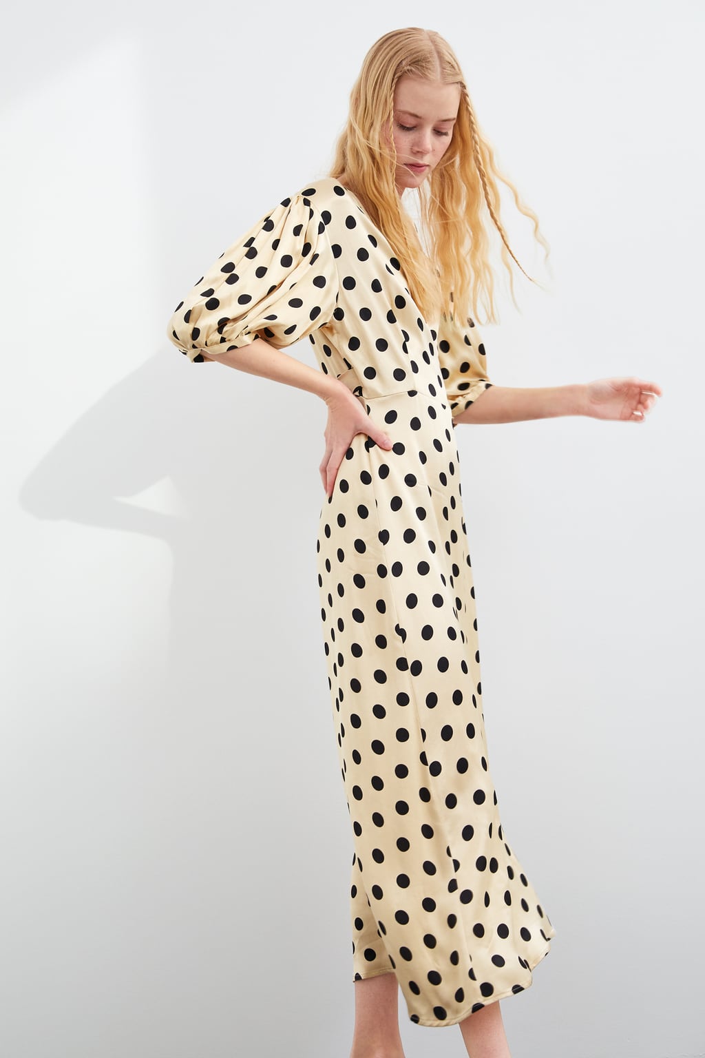 Vestido de escote cruzado, manga corta con detalle de pliegues y lunares: 19,99 euros en Zara.