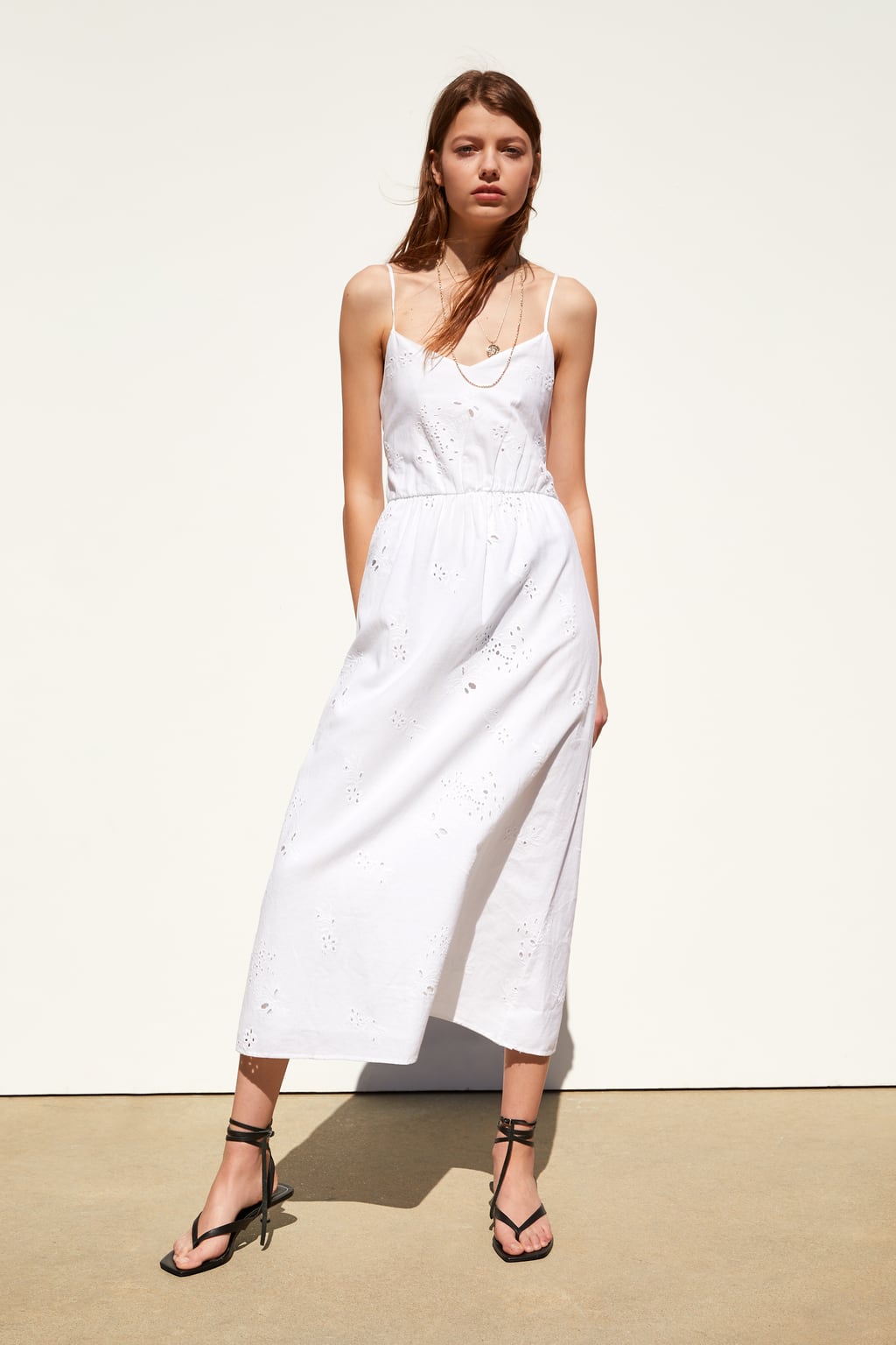 Vestido de escote pico y tirantes finos. Detalle de cintura elástica: 19,99 euros en Zara.