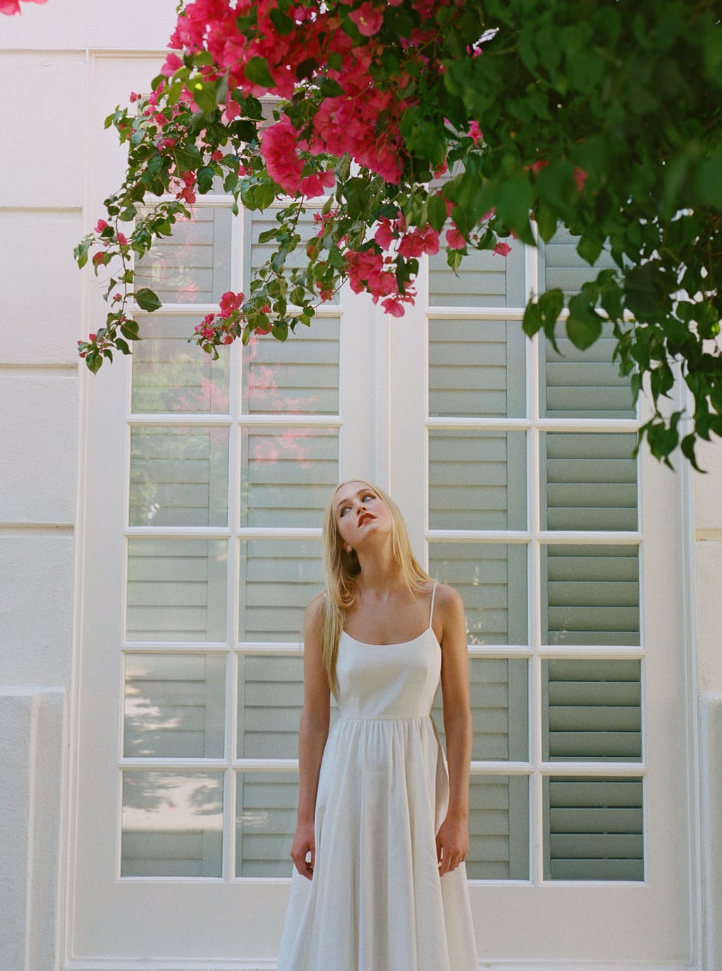 Vestido blanco edición limitada con volumen: 39,95 euros en Zara.