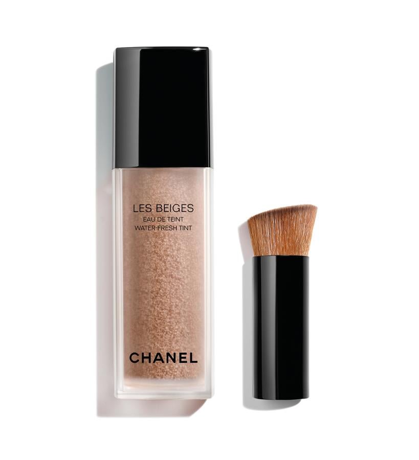 Esta base de maquillaje fresco en agua con microburbujas de pigmento efecto piel desnuda, permite que la piel respire mientras realza su belleza natural. Su tecnología incorpora el proceso microfluídico patentado, que permite limitar la cantidad de ingredientes y combinar una fase hidrosoluble acuosa y una fase liposoluble en la misma fórmula sin emulsionante. Les Beiges Eau de Teint de Chanel (60 €).