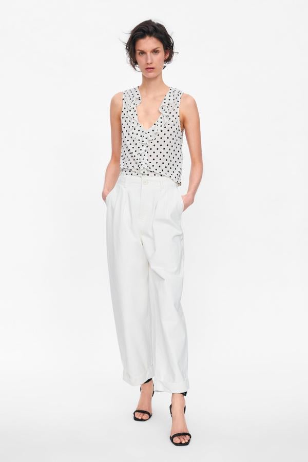 Top de lunares 'black&white' con detalle de volantes en el escote (12.95 euros en Zara)