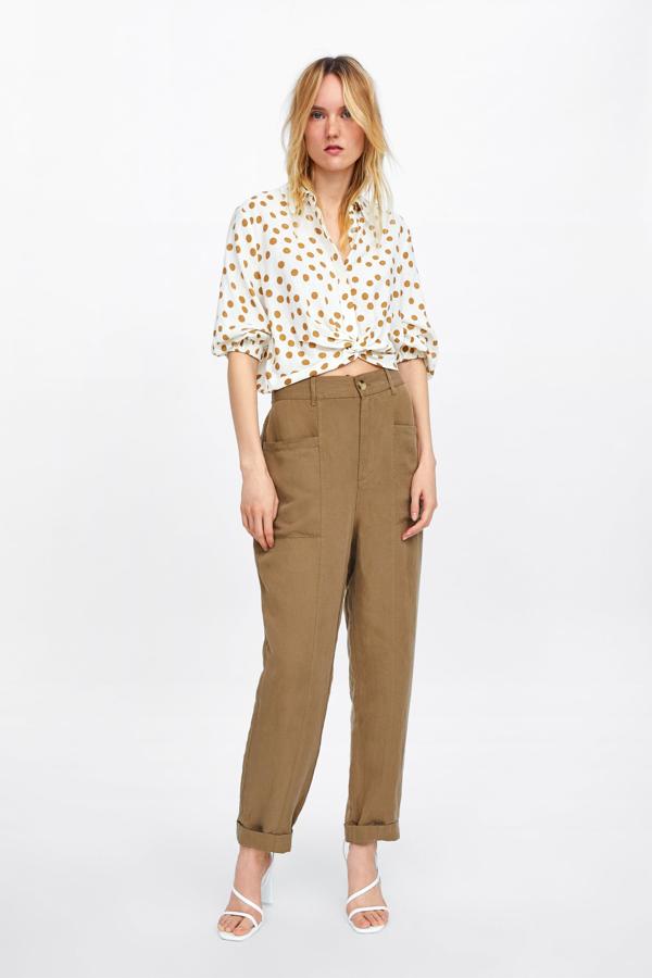 Blusa de lunares 'oversize' anudada en blanco y beige (25.95 euros en Zara).