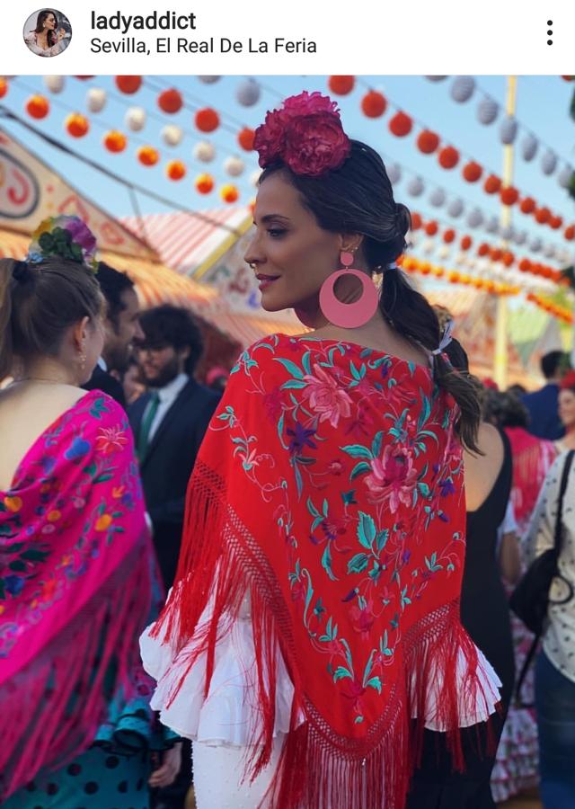 Silvia Zamora se ha decantado por una coleta de burbujas baja, con pequeños lazos y ligeramente ondulada.