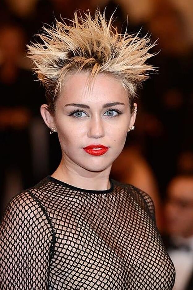 Miley Cyrus resucitó el peinado pincho que arrasó en los años 80.