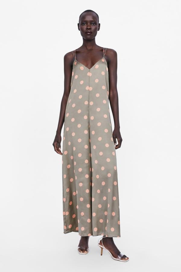 Mono fluído de satén color topo con estampado de lunares en rosa (39.95 euros en Zara).