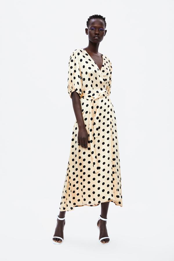 Este vestido de satén color vainilla con estampado de lunares a llegado a  los Special Prices de Zara  por 19.99 euros.