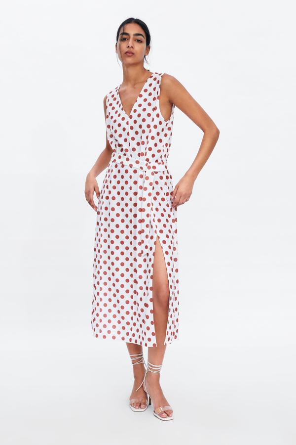 Vestido midi de lunares con abuertura en la falda (23.95 euros en Zara).