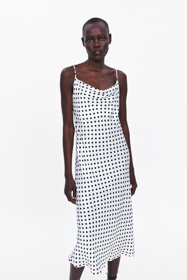 Vestido lencero en satén con estampado de lunares (29.95 euros en Zara).