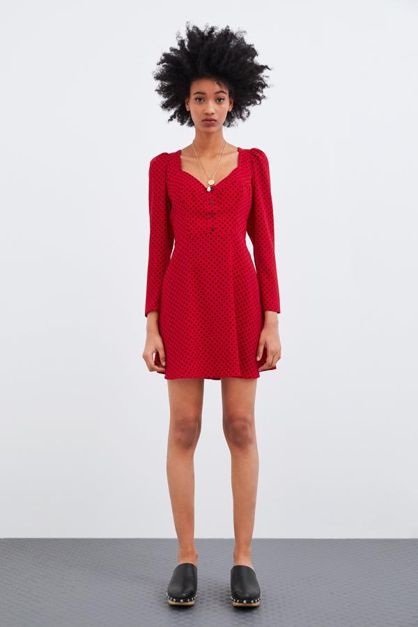 Mini vestido rojo con estampado de lunares (29.95 euros en Zara).