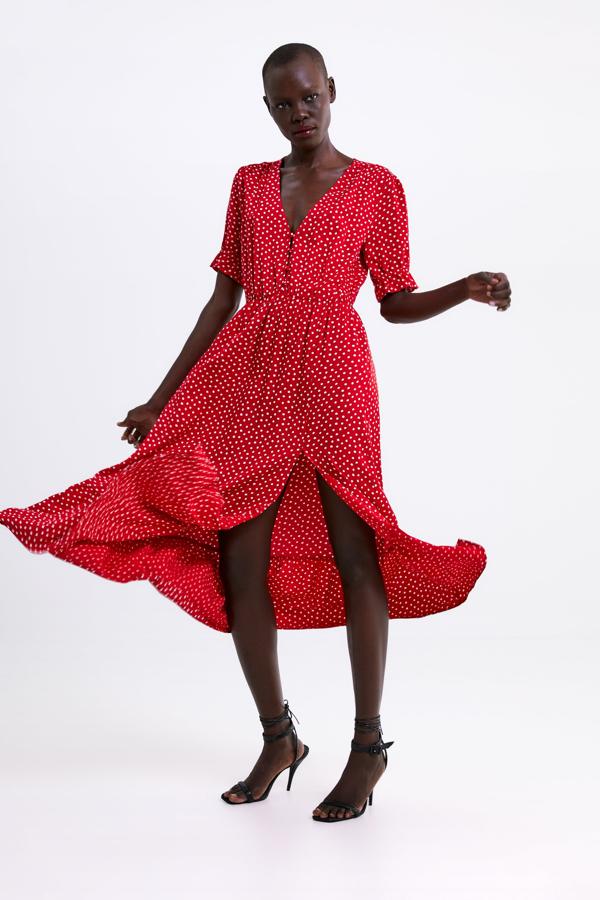 Vestido midi rojo con estampado de lunares en blanco (39.95 euros en Zara).